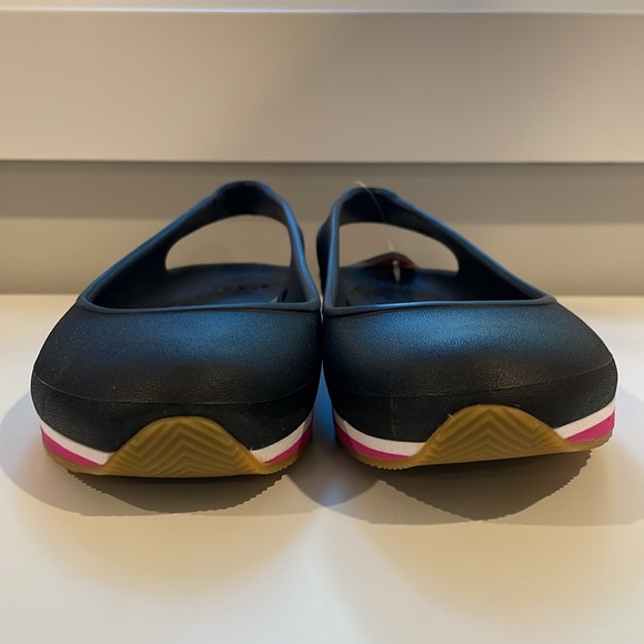 Crocs Retro Slingback Flat in Black/Fuchsia Size W8 - Picture 4 of 7